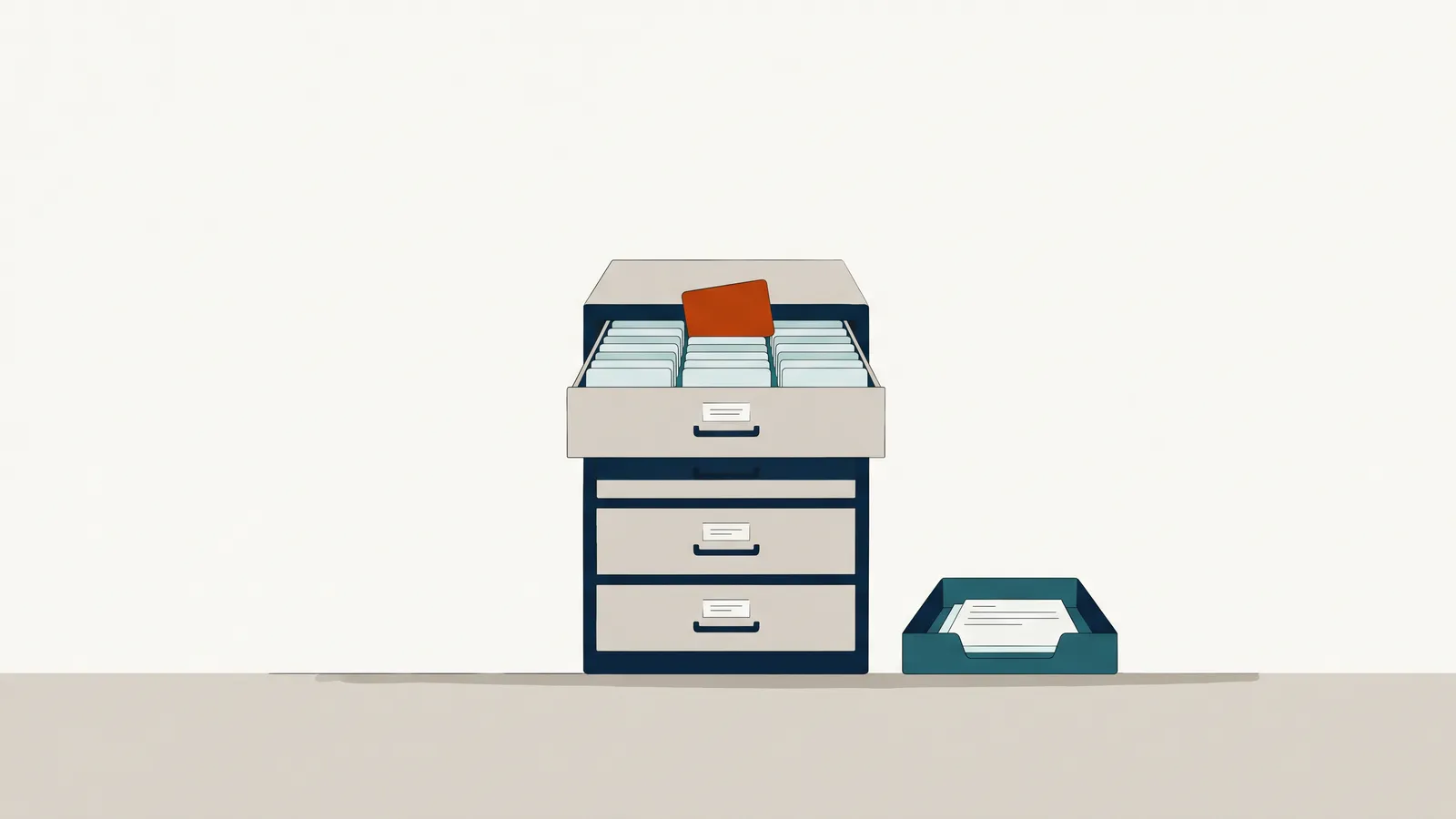 Archiefkast met open la vol kaarten waarin één oranje kaart uitsteekt, met een postbakje ernaast: uw registratie voor de Cyberbeveiligingswet bij het NCSC.